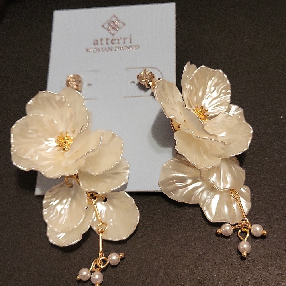 Sterri White Mother-of-Pearl Floral Drop Earrings with Gold Accents - Picture 2 of 4